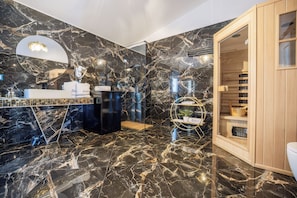 Luxury Studio Suite | Bathroom | Free toiletries, hair dryer, bathrobes, slippers