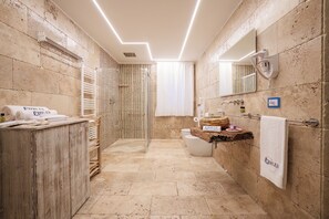 Deluxe appartement | Badkamer | Gratis toiletartikelen, een haardroger, badjassen, een bidet