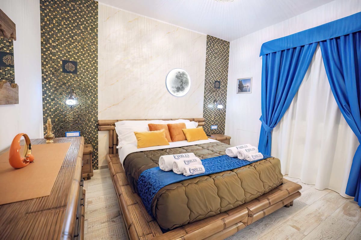 2 bedrooms, premium bedding, minibar, in-room safe