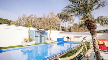 Piscine extérieure, parasols de plage, chaises longues