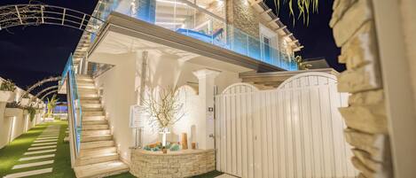 Voorkant accommodatie - avond/nacht