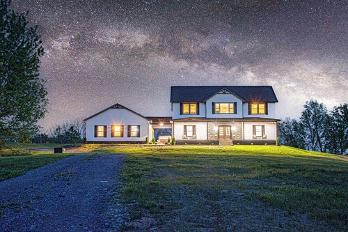 Lux Farmhouse Mins to Distilleries! Hot tub, GameRoom, Firepit, Luxury, 5-Acres!