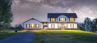 Lux Farmhouse Mins to Distilleries! Hot tub, GameRoom, Firepit, Luxury, 5-Acres!