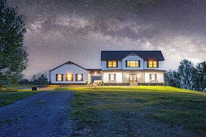Lux Farmhouse Mins to Distilleries! Hot tub, GameRoom, Firepit, Luxury, 5-Acres!