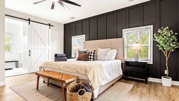 4 soverom, skrivebord, strykejern/-brett og reiseseng for barn