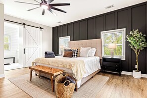 4 soverom, skrivebord, strykejern/-brett og reiseseng for barn