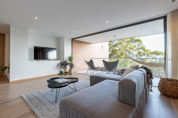 Smart TV, ping pong, books - New luxury apartment surrounded by forest (Medellín)