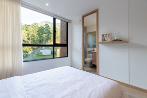 3 bedrooms, in-room safe, desk, iron/ironing board - New luxury apartment surrounded by forest (Medellín)