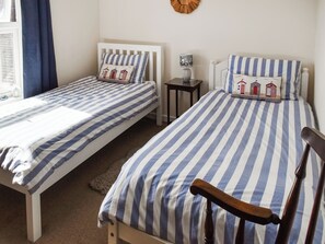 2 bedrooms, free WiFi, bed sheets - 2 bedroom accommodation in Lydd, Romney Marsh (Lydd, Romney Marsh)