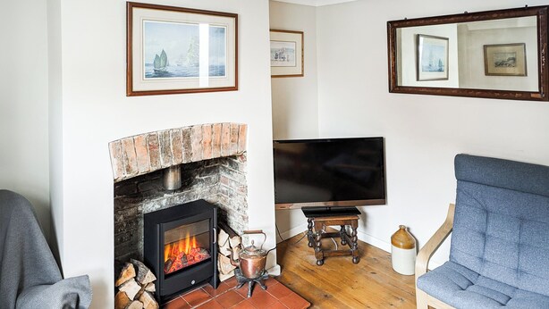 TV - 2 bedroom accommodation in Lydd, Romney Marsh (Lydd, Romney Marsh)