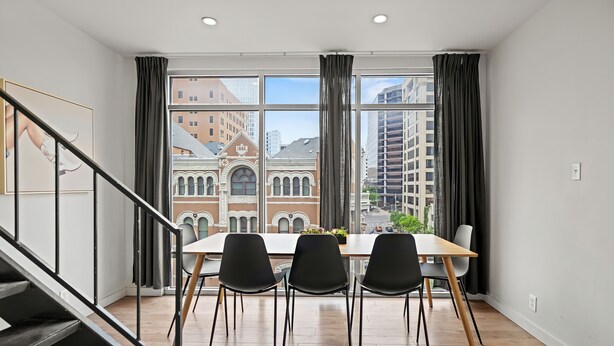 In-room dining - Littlefield Lofts, hosted by Placemakr - 6th Street (Austin)