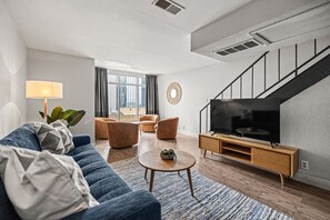 Deluxe Loft, Balcony | Living area