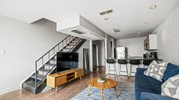 Deluxe Loft, Balcony | Ruang tamu | TV Pintar, Netflix, Hulu, perkhidmatan penstriman