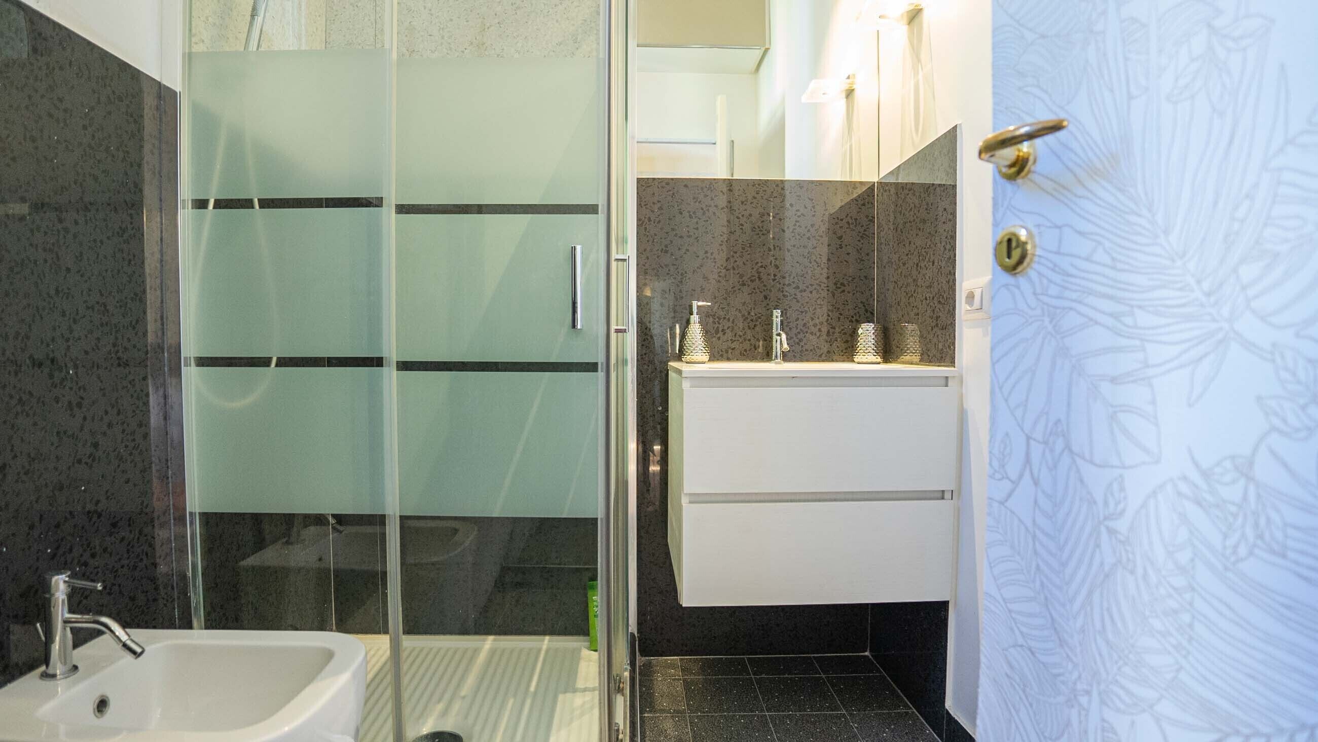 Ducha, bañera de hidromasaje, secador de pelo y bidé