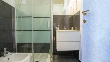 Regadera, tina de hidromasaje, secadora de cabello, bidet