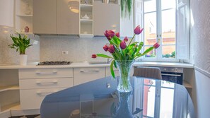 Kjøkkenutstyr og papirhåndklær