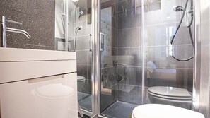 Douche, baignoire Ă jets, sĂšche-cheveux, bidet