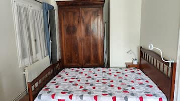 1 slaapkamer, een strijkplank/strijkijzer, internet, beddengoed