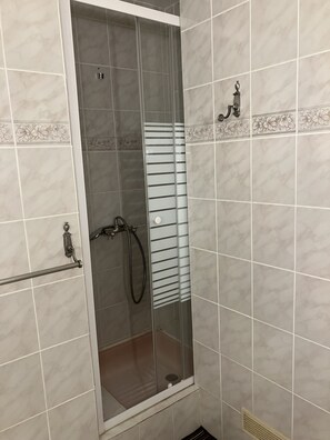 Douche, articles de toilette gratuits, serviettes fournies, savon