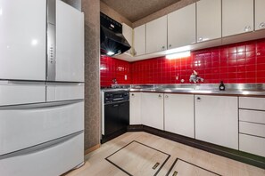 Fridge, microwave, cookware/dishes/utensils - Kyosei 京星 (Kyoto)