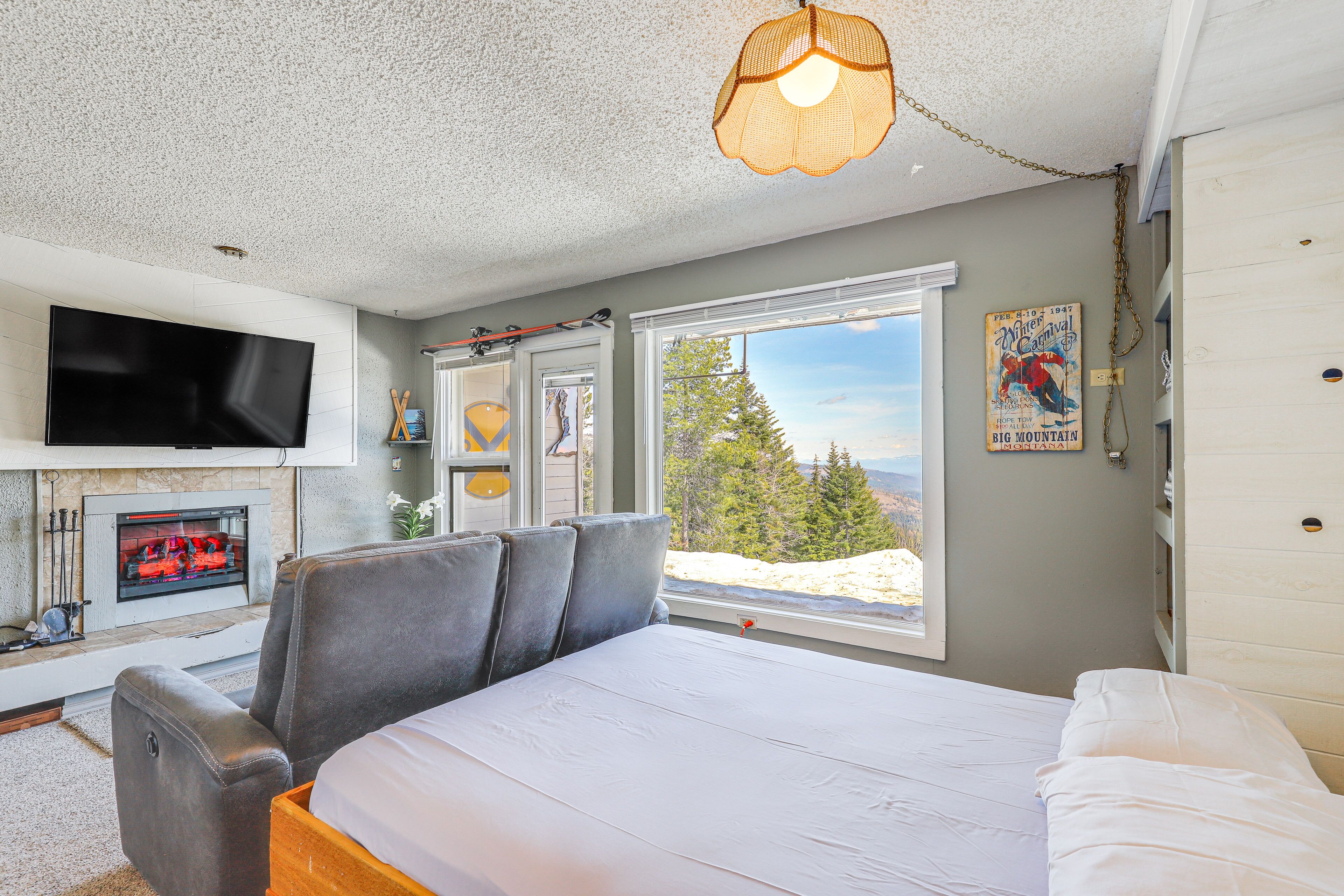 1 bedroom, bed sheets