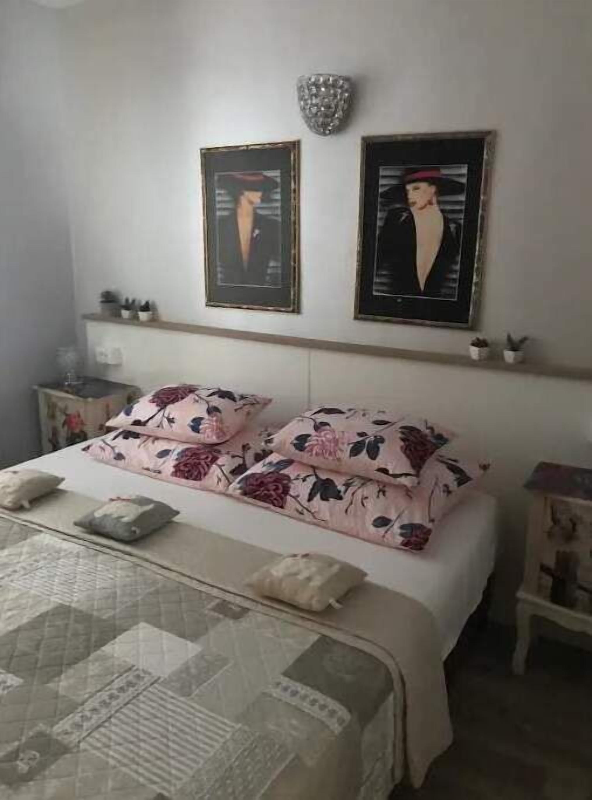 2 makuuhuonetta, silitysrauta/-lauta, vauvan matkasänky, ilmainen Wi-Fi