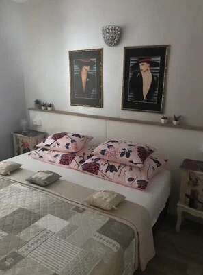 2 makuuhuonetta, silitysrauta/-lauta, vauvan matkasänky, ilmainen Wi-Fi