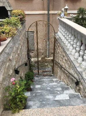 Property grounds - Two-Bedroom Apartment for 6 in Trogir (Trogir)