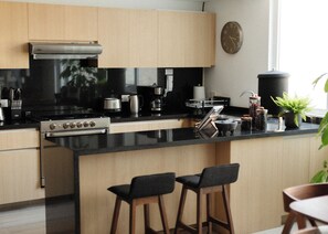 Apartemen Deluks | Dapur pribadi | Lemari es, oven, mesin pembuat kopi/teh, dan meja makan