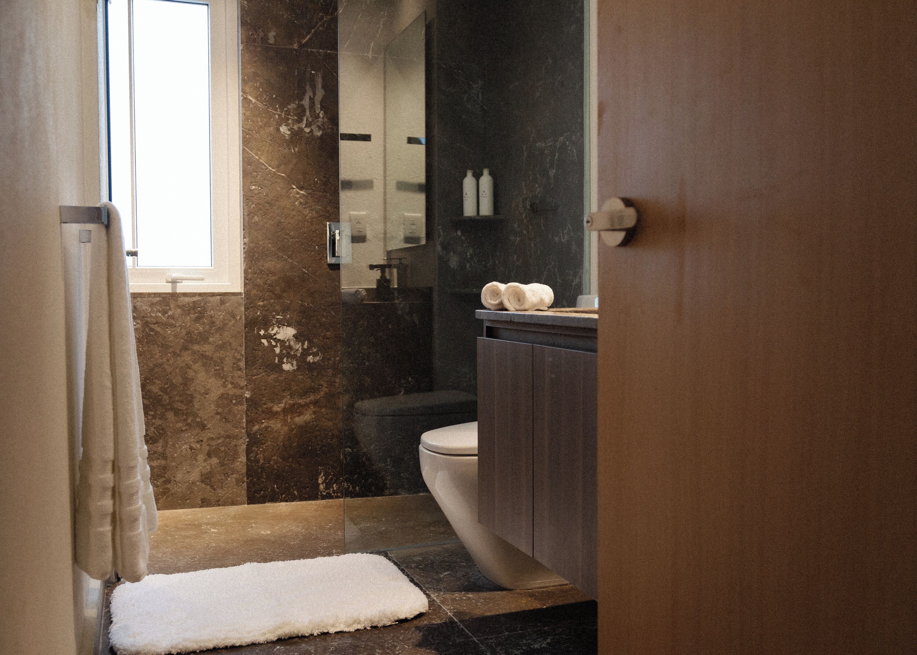 Apartemen Comfort | Kamar mandi | Shower, pengering rambut, sandal, dan handuk