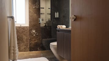 Apartemen Comfort | Kamar mandi | Shower, pengering rambut, sandal, dan handuk