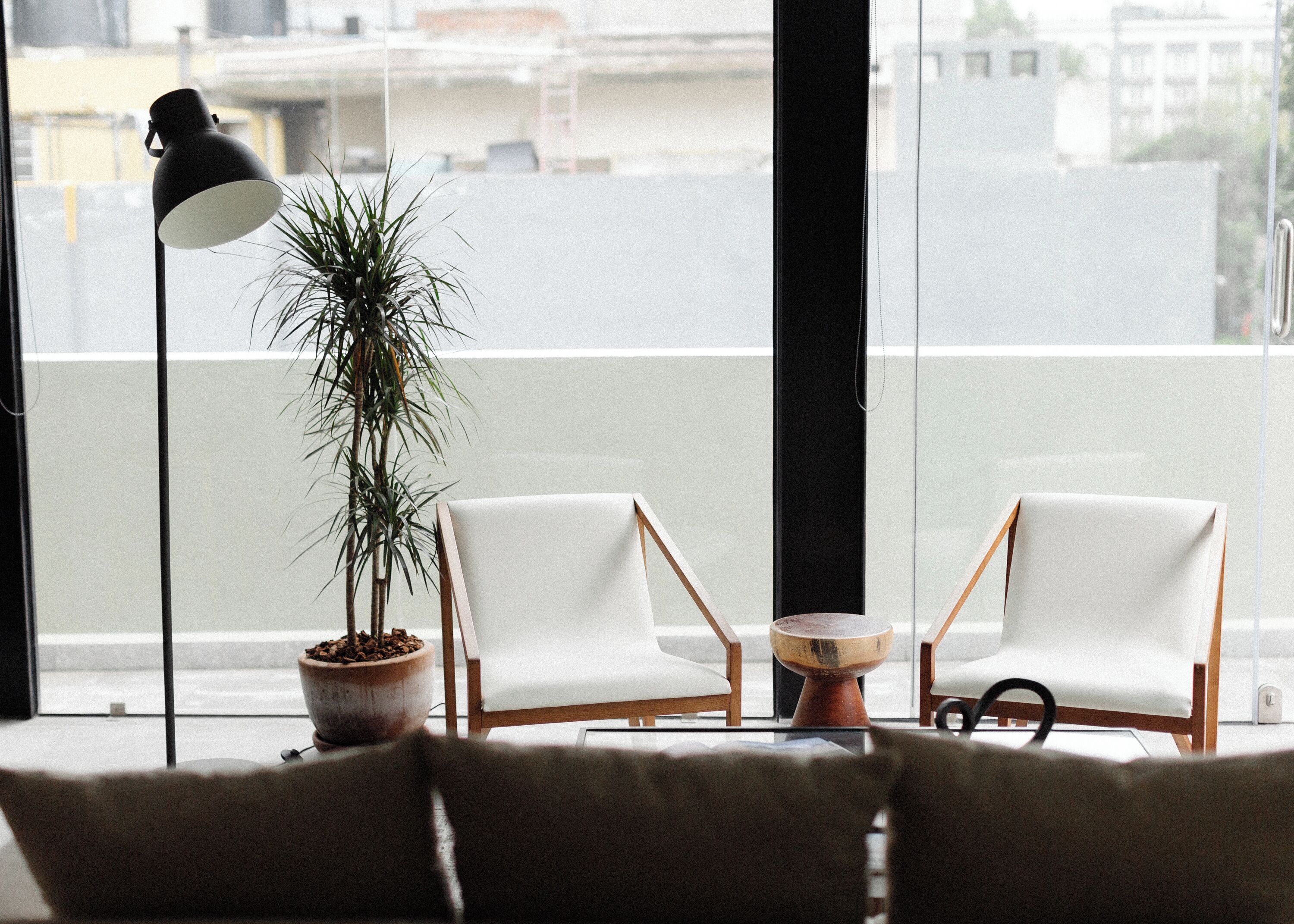 Căn hộ Elite | Khu phòng khách | Smart TV 32-inch có truyền hình kỹ thuật số 