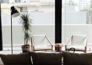 精緻公寓 | 客廳 | 32 吋智能電視連數碼電視頻道