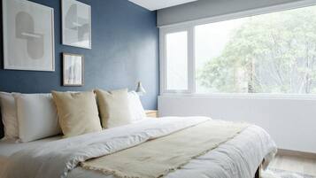 Deluxe Apartment | Desk, blackout curtains, iron/ironing board, free WiFi