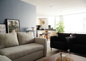 Apartamento Deluxe | Zona de estar | Smart TV de 32 pulgadas con canales digitales