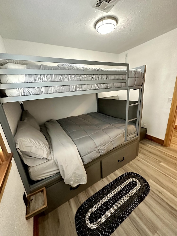 Luxury Lodge near Little Sahara. Perfect for Outdoor Adventure & Family