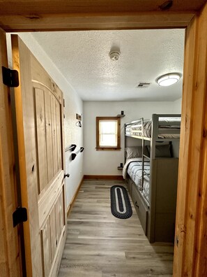 8 bedrooms, WiFi, bed sheets
