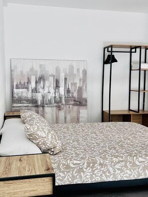 Iron/ironing board, WiFi, bed sheets