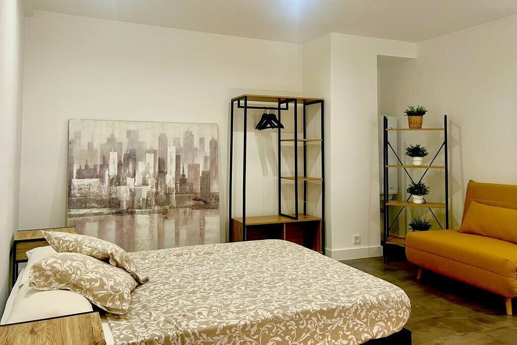 Een strijkplank/strijkijzer, internet, beddengoed