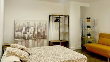 Een strijkplank/strijkijzer, internet, beddengoed