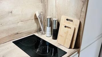 Een koelkast, een microgolfoven, een oven, een vaatwasser