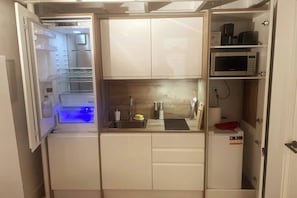 Fridge, microwave, dishwasher, coffee/tea maker