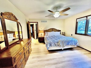 3 chambres, bureau, fer et planche à repasser, lit parapluie