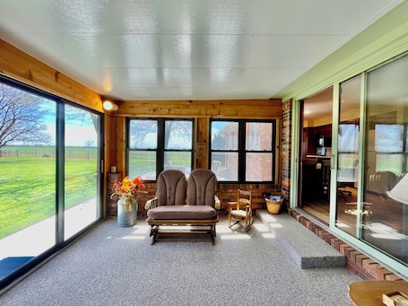 TV. Peaceful Spacious Country house only 8 mins from the Kansas State Fairgrounds