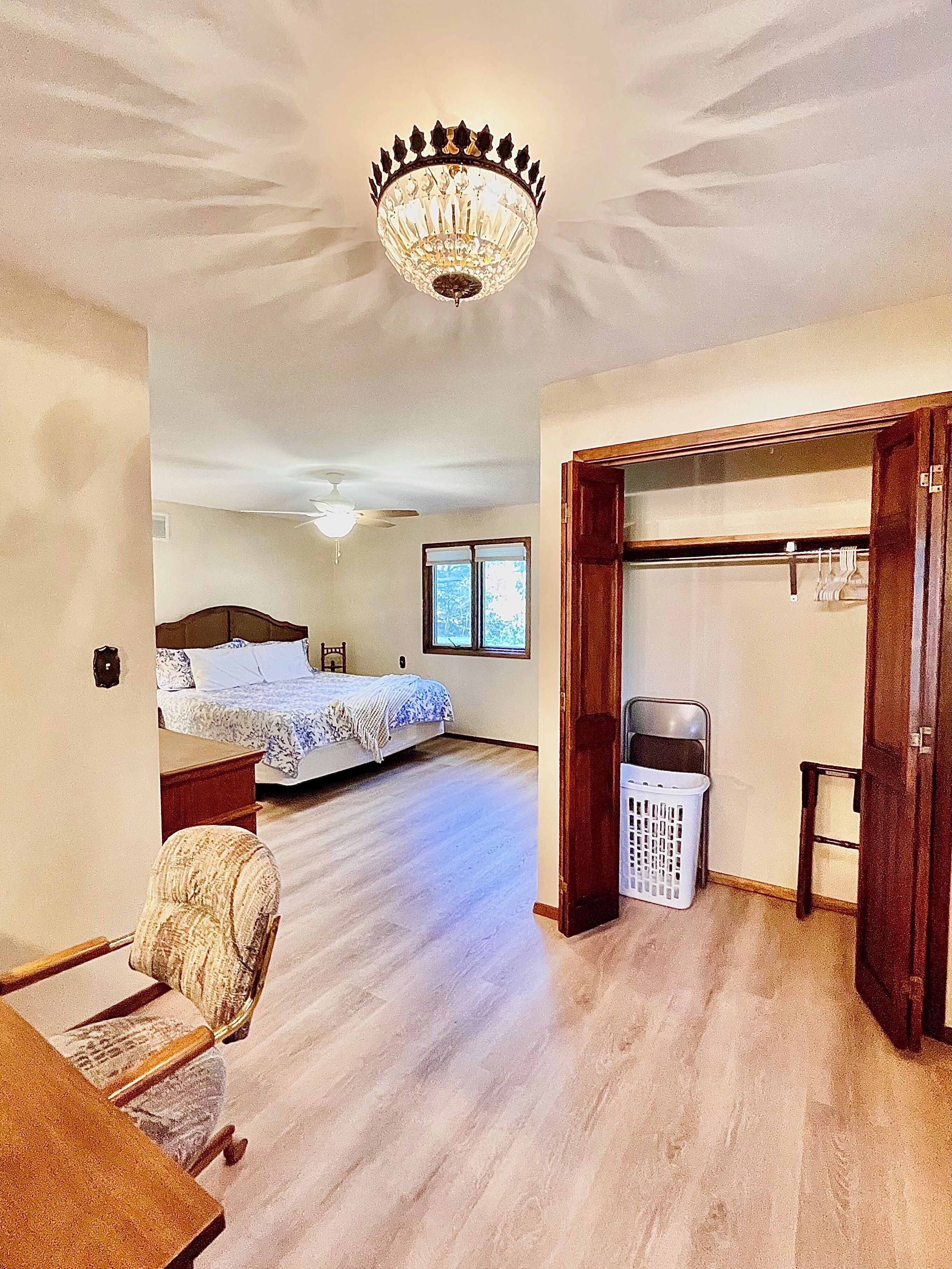 3 slaapkamers, een bureau, een strijkplank/strijkijzer, reisbedje