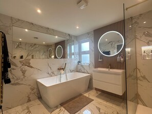 Dusche, Haartrockner, Handtücher, Seife