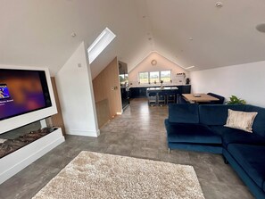 Smart TV, fireplace