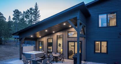 Luxury property with 5 King Suites Air Conditioning, Pool Access, Hot Tub & Wifi