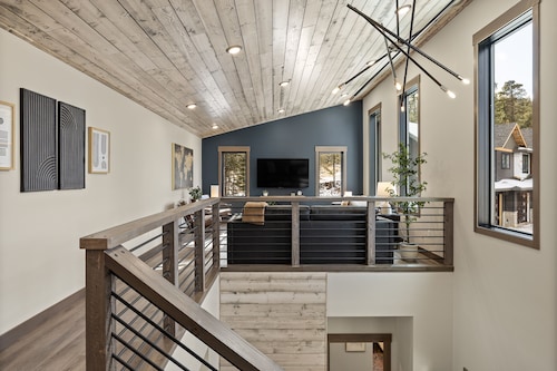 Luxury property with 5 King Suites Air Conditioning, Pool Access, Hot Tub & Wifi