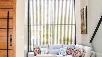 Perhehuvila, 4 makuuhuonetta, yksityinen uima-allas | Oleskelualue | 50–tuumainen äly-TV, jossa kaapelikanavat